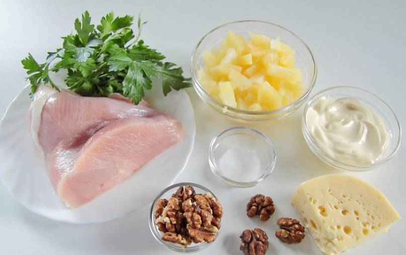 Салат из индейки с ананасами классический