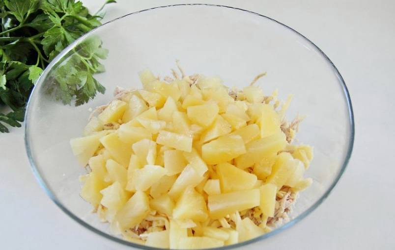 Салат из индейки с ананасами классический