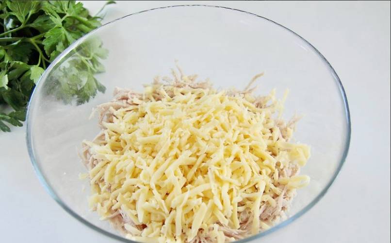 Салат из индейки с ананасами классический