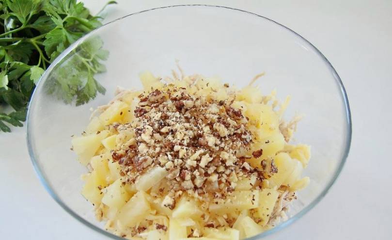 Салат из индейки с ананасами классический