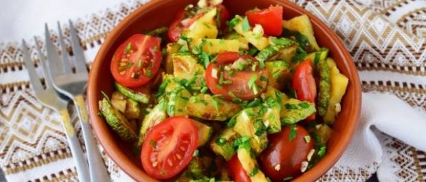 Салат из жареных кабачков с помидорами и чесноком