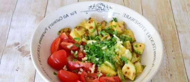 Салат из жареных кабачков с помидорами и чесноком