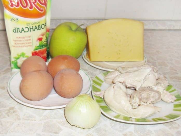 Салат «Березка» с куриным филе и яблоками