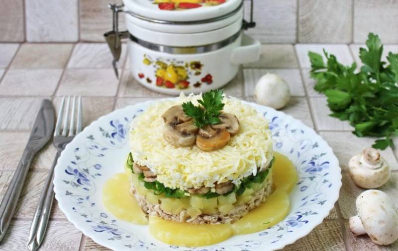 Салат «Буржуйский» с ананасами, курицей и грибами