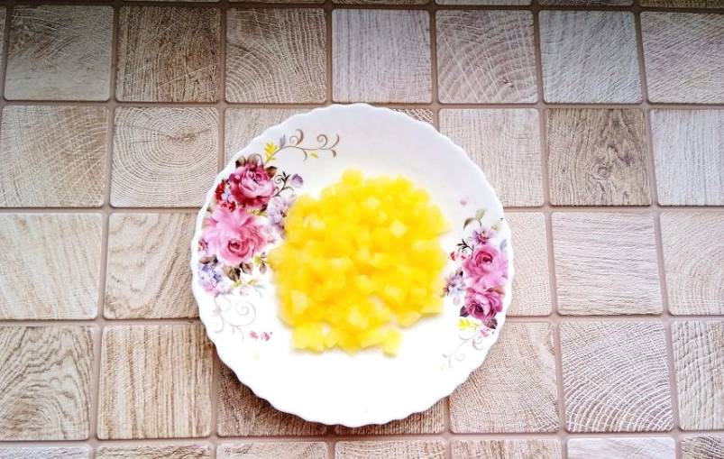 Салат «Буржуйский» с ананасами, курицей и грибами