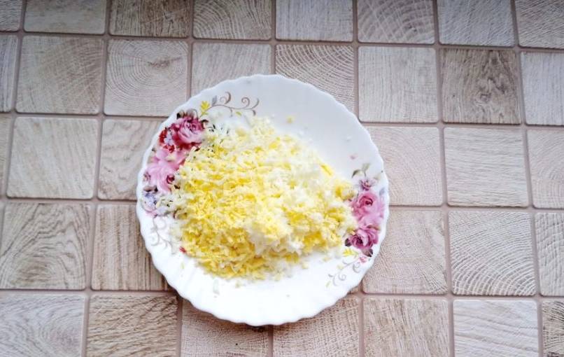 Салат «Буржуйский» с ананасами, курицей и грибами