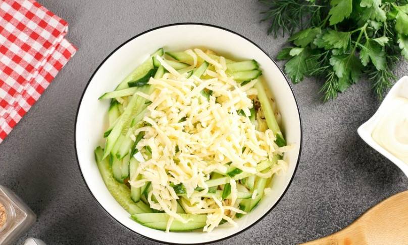 Салат из кальмара с яйцом, огурцом и сыром