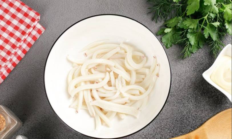Салат из кальмара с яйцом, огурцом и сыром