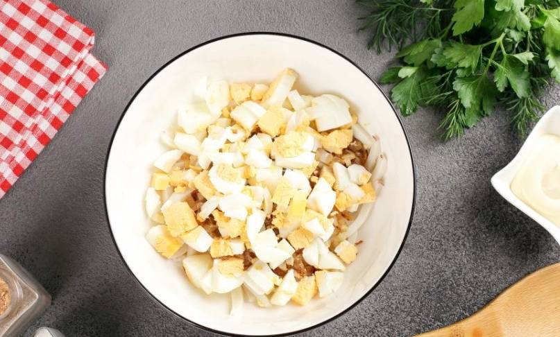 Салат из кальмара с яйцом, огурцом и сыром