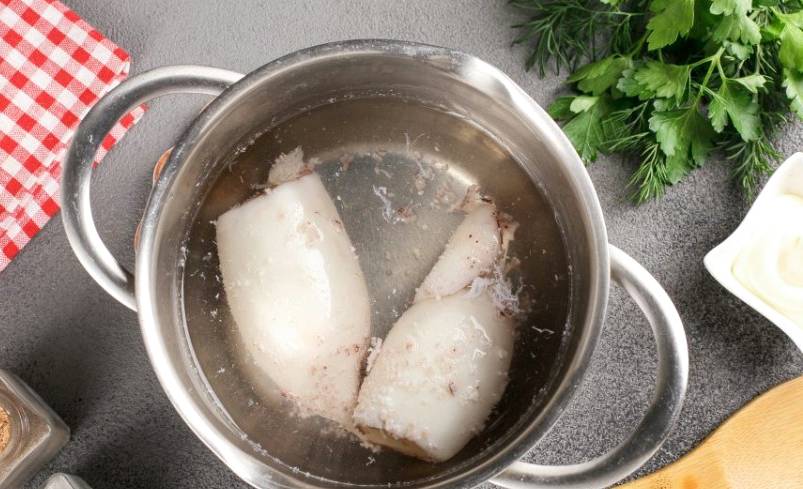 Салат из кальмара с яйцом, огурцом и сыром