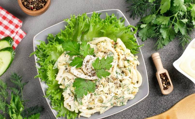 Салат из кальмара с яйцом, огурцом и сыром