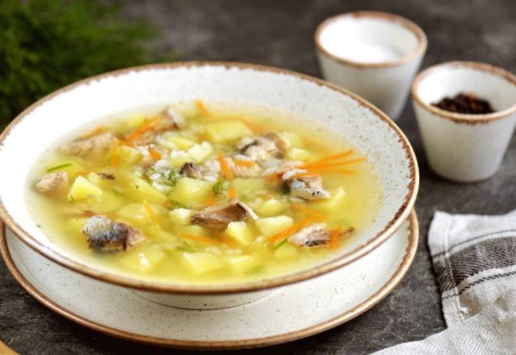 Суп с консервированной сайрой и рисом