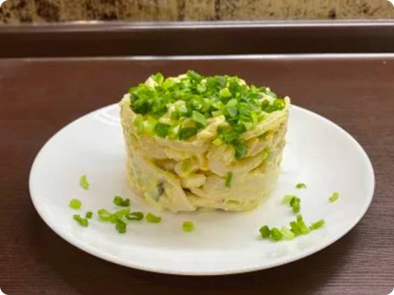 Салат из кальмаров и свежего огурца с яйцом