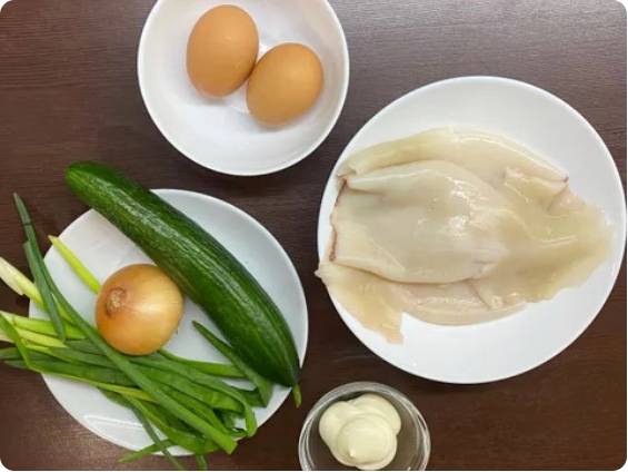 Салат из кальмаров и свежего огурца с яйцом