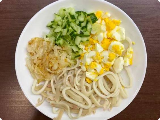 Салат из кальмаров и свежего огурца с яйцом