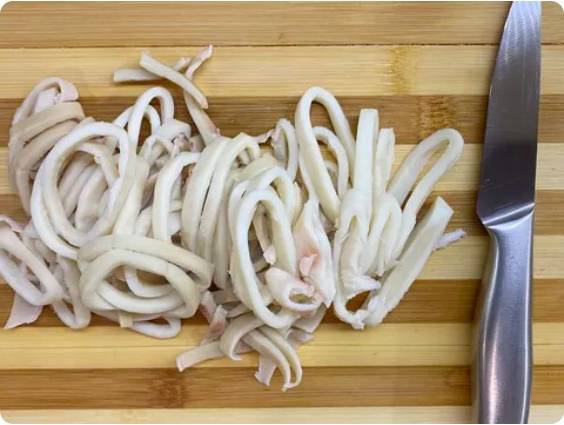 Салат из кальмаров и свежего огурца с яйцом