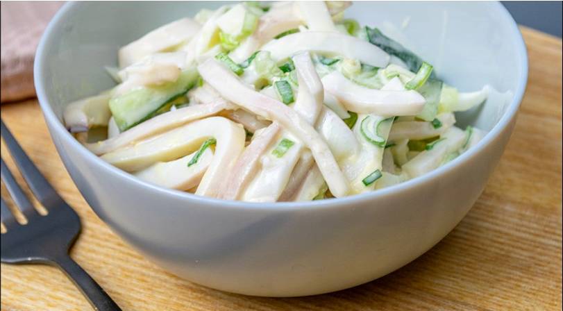 Салат из кальмаров с яйцом и огурцом и луком зеленым