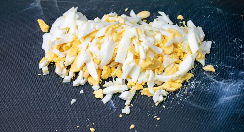 Салат из кальмаров с яйцом и огурцом и луком зеленым
