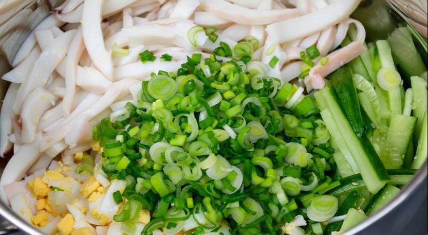 Салат из кальмаров с яйцом и огурцом и луком зеленым