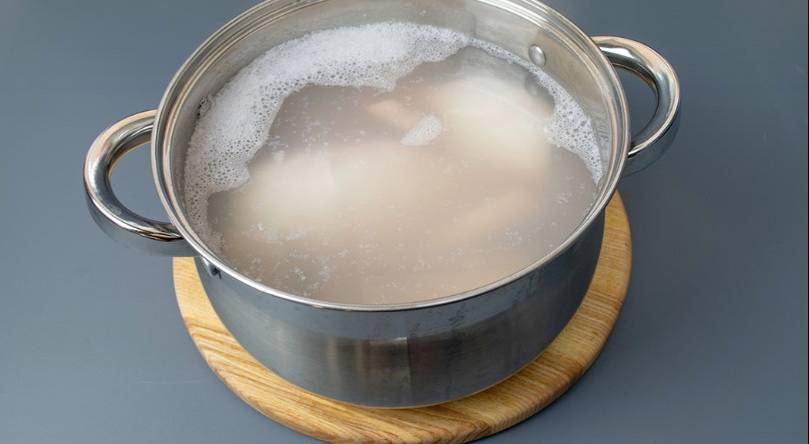 Салат из кальмаров с яйцом и огурцом и луком зеленым