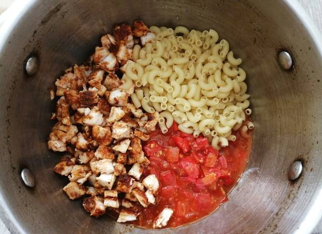 Сливочный суп с курицей и макаронами