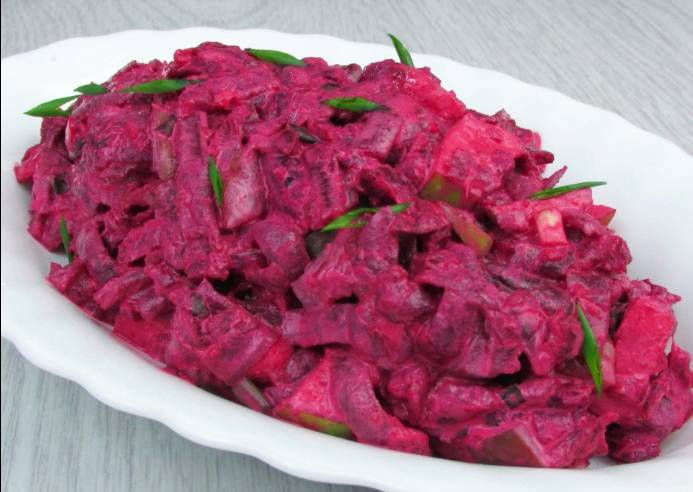 Салат из вареной свеклы с солеными огурцами «Пальчики оближешь»