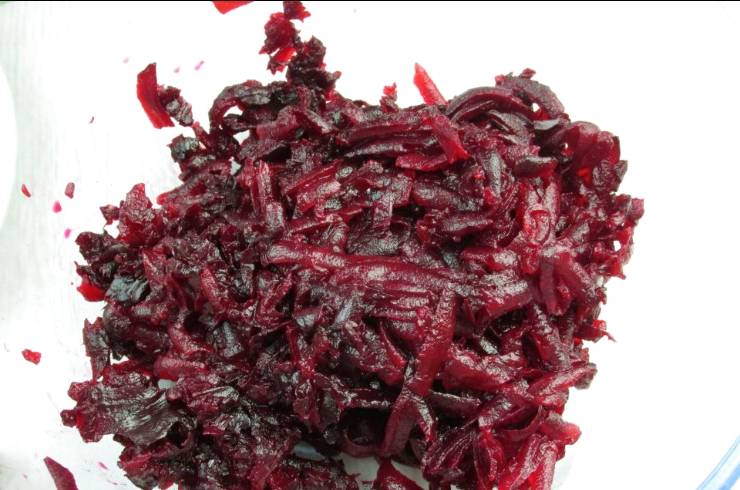 Салат из вареной свеклы с солеными огурцами «Пальчики оближешь»