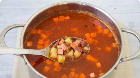 Суп с оливками и копченой колбасой
