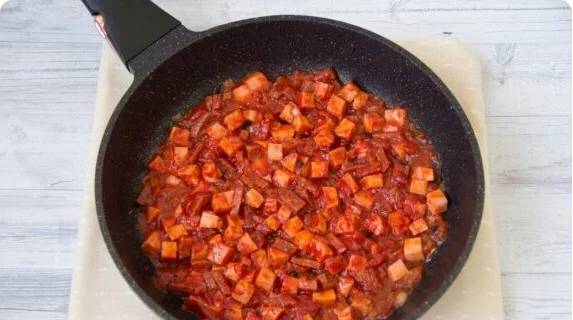 Суп с оливками и копченой колбасой