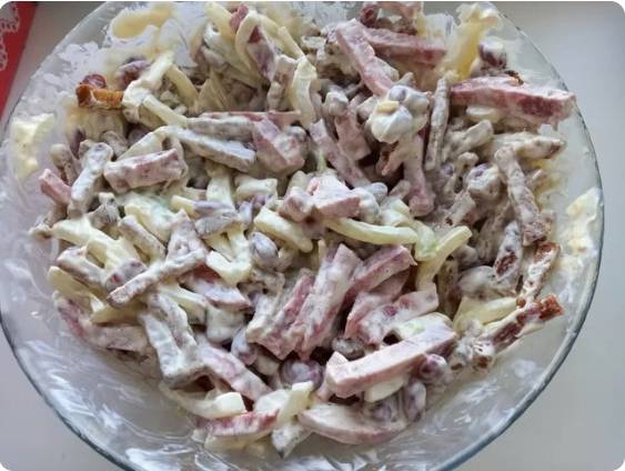 Салат из буженины с фасолью и сухариками