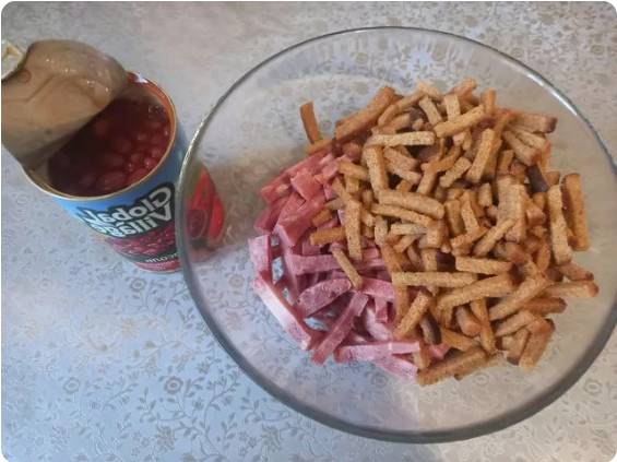 Салат из буженины с фасолью и сухариками
