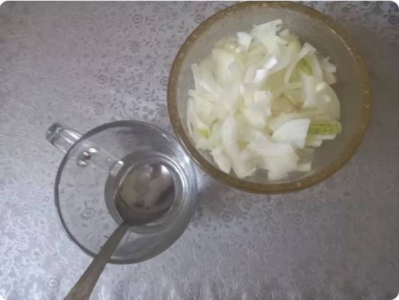 Салат из буженины с фасолью и сухариками