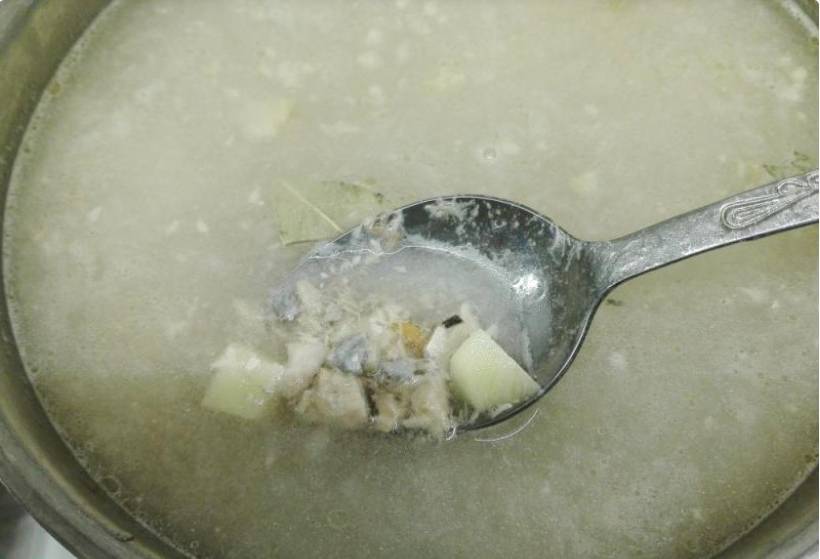 Рыбный суп из консервов горбуши с картошкой и рисом