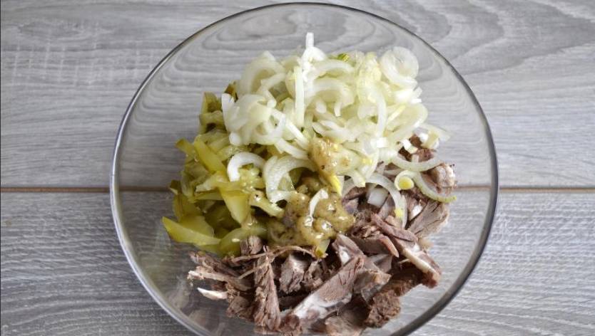 Салат из говядины с соленым огурцом и маринованным луком