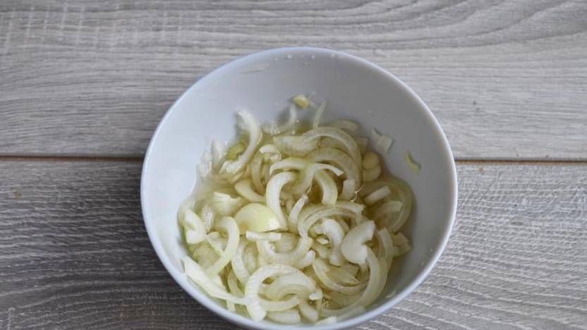 Салат из говядины с соленым огурцом и маринованным луком