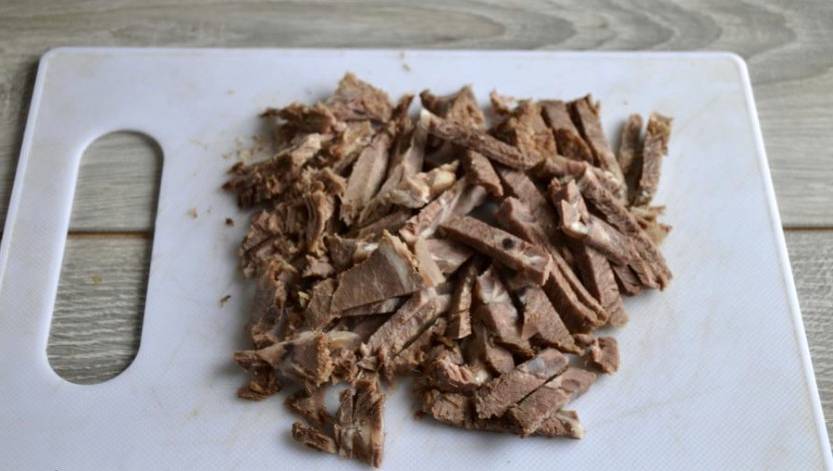 Салат из говядины с соленым огурцом и маринованным луком