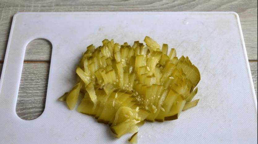 Салат из говядины с соленым огурцом и маринованным луком