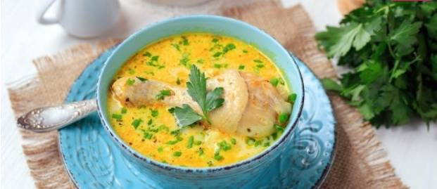Сливочный суп с курицей, плавленым сыром и картошкой