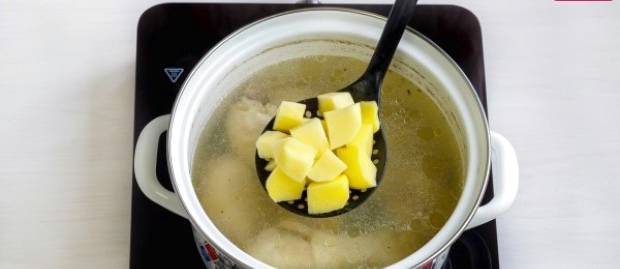 Сливочный суп с курицей, плавленым сыром и картошкой