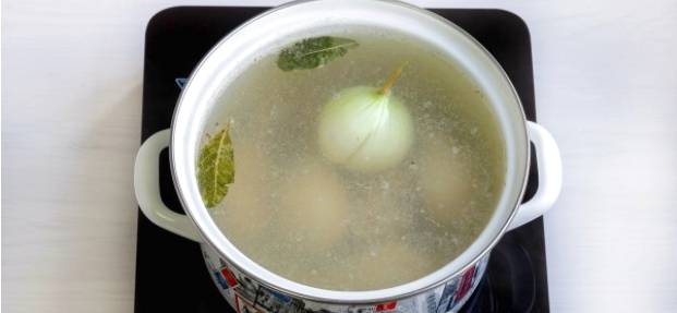 Сливочный суп с курицей, плавленым сыром и картошкой