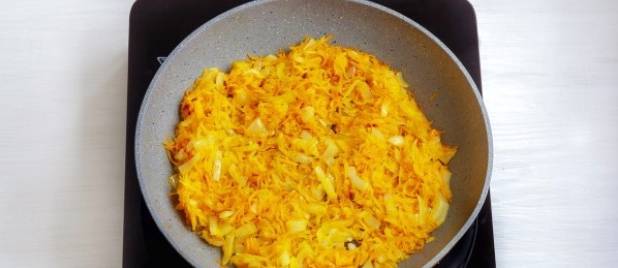 Сливочный суп с курицей, плавленым сыром и картошкой