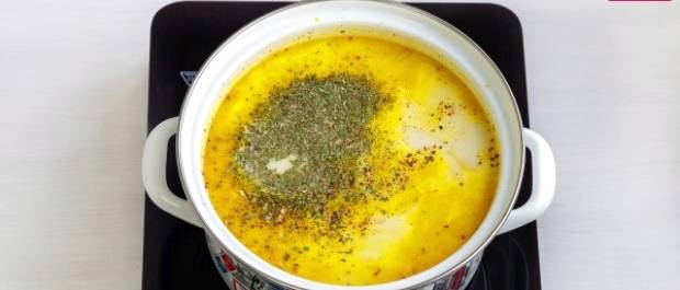 Сливочный суп с курицей, плавленым сыром и картошкой