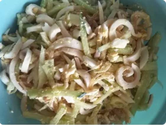 Салат из кальмаров с яйцом, огурцом и репчатым луком