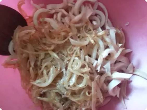 Салат из кальмаров с яйцом, огурцом и репчатым луком