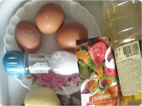 Салат из кальмаров с яйцом, огурцом и репчатым луком