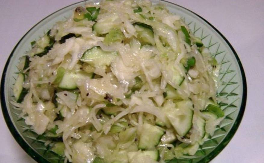 Салат из капусты с огурцом и киви