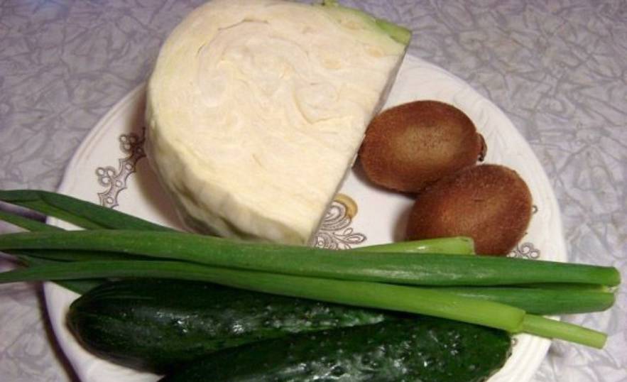 Салат из капусты с огурцом и киви
