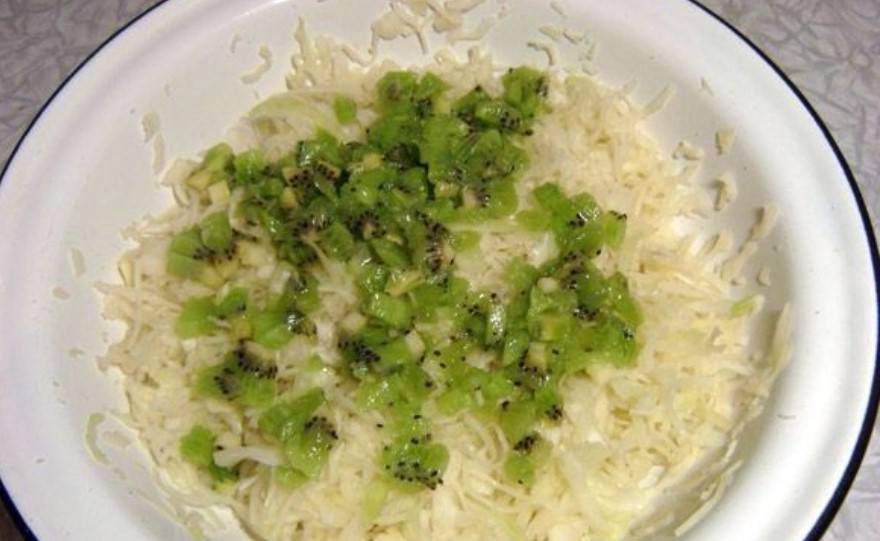 Салат из капусты с огурцом и киви