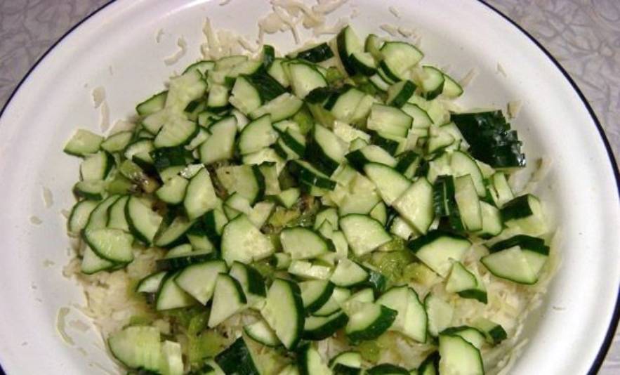 Салат из капусты с огурцом и киви