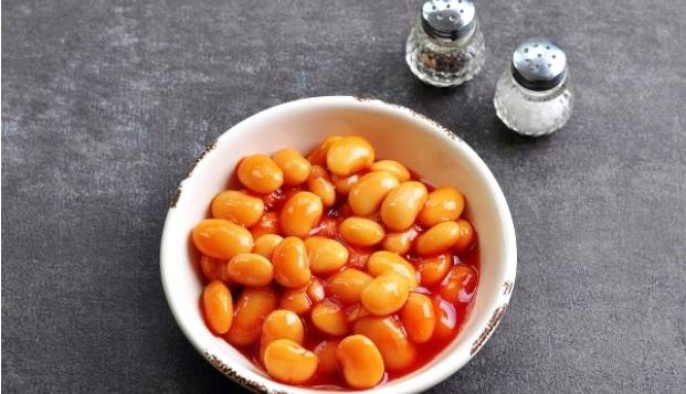 Суп с консервированной фасолью в томатном соусе и курицей